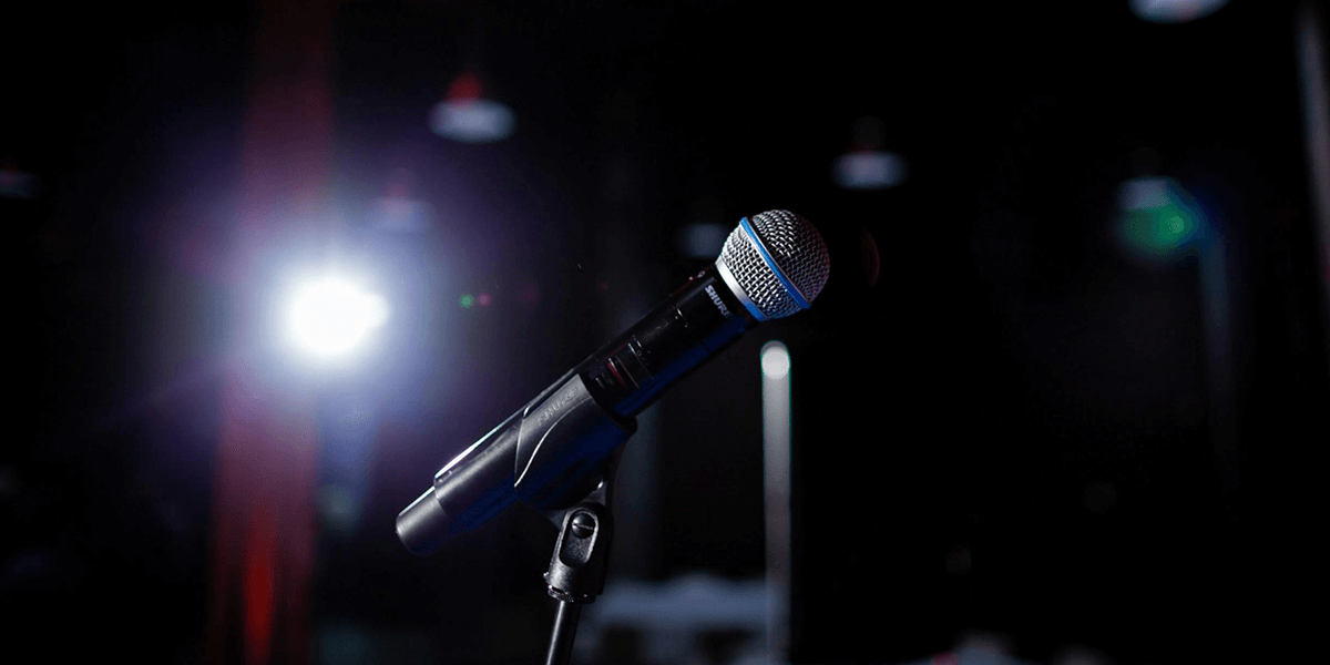 Découvrez quel micro choisir — sans fil ou filaire — pour vos prestations live. Avantages, inconvénients et conseils de pros du son.