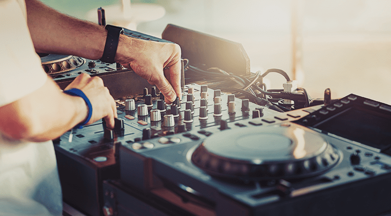 Ravel’Prod accueille les DJ dans son studio à Saint-Chaptes (Gard) pour l’enregistrement de sets et la formation au mix professionnel.
