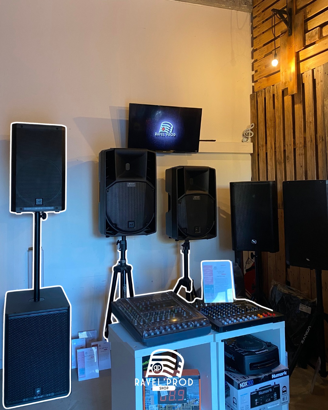 Découvrez comment choisir vos enceintes actives en 2025 : puissance, taille, rendement, usages… Le guide complet pour DJ, musiciens et organisateurs.