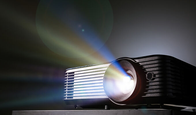 Louez votre vidéoprojecteur et écran dans le Gard avec Ravel’Prod. Conseils, installation et choix adapté à votre événement à Nîmes, Alès et Uzès.