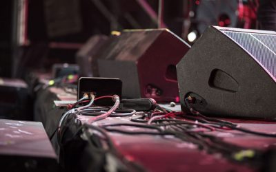 Comment choisir ses retours de scène : In-Ear ou Wedges ?