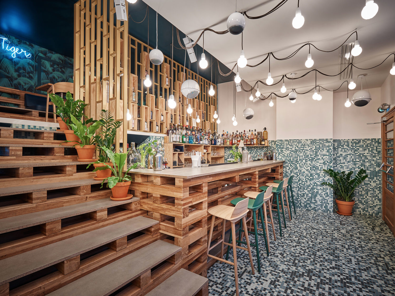 Installation fixe son et lumière pour bars, restaurants, fast-foods et discothèques. Étude sur mesure, matériel pro et accompagnement.