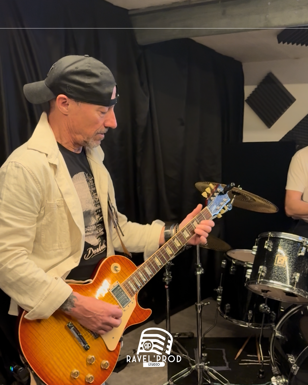 Répétez, enregistrez et créez un teaser pour vendre votre talent. Les studios Ravel’Prod accompagnent les artistes jusqu’au booking.