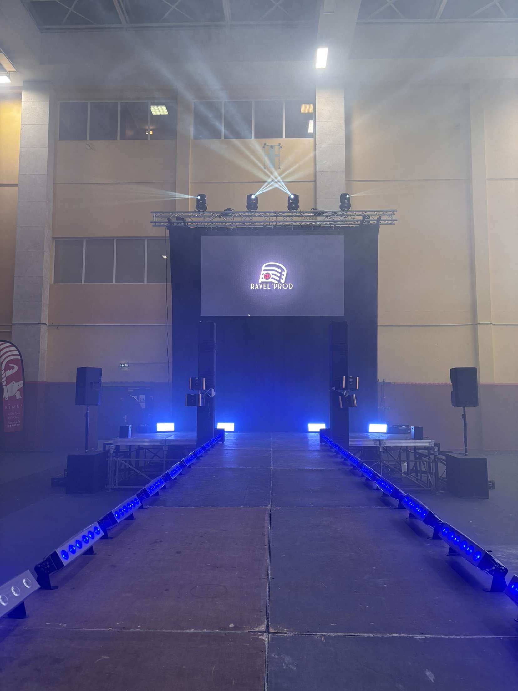Location vidéoprojecteur et écran LED à Nîmes pour mariage, Coupe du Monde et événement d’entreprise. Installation pro, devis rapide.